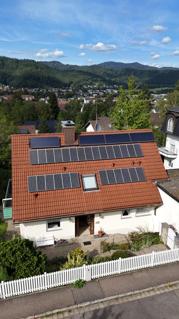 Freiburg - Freies Einfamilienhaus mit Einliegerwohnung und Doppelgarage, großer Garten Hanglage